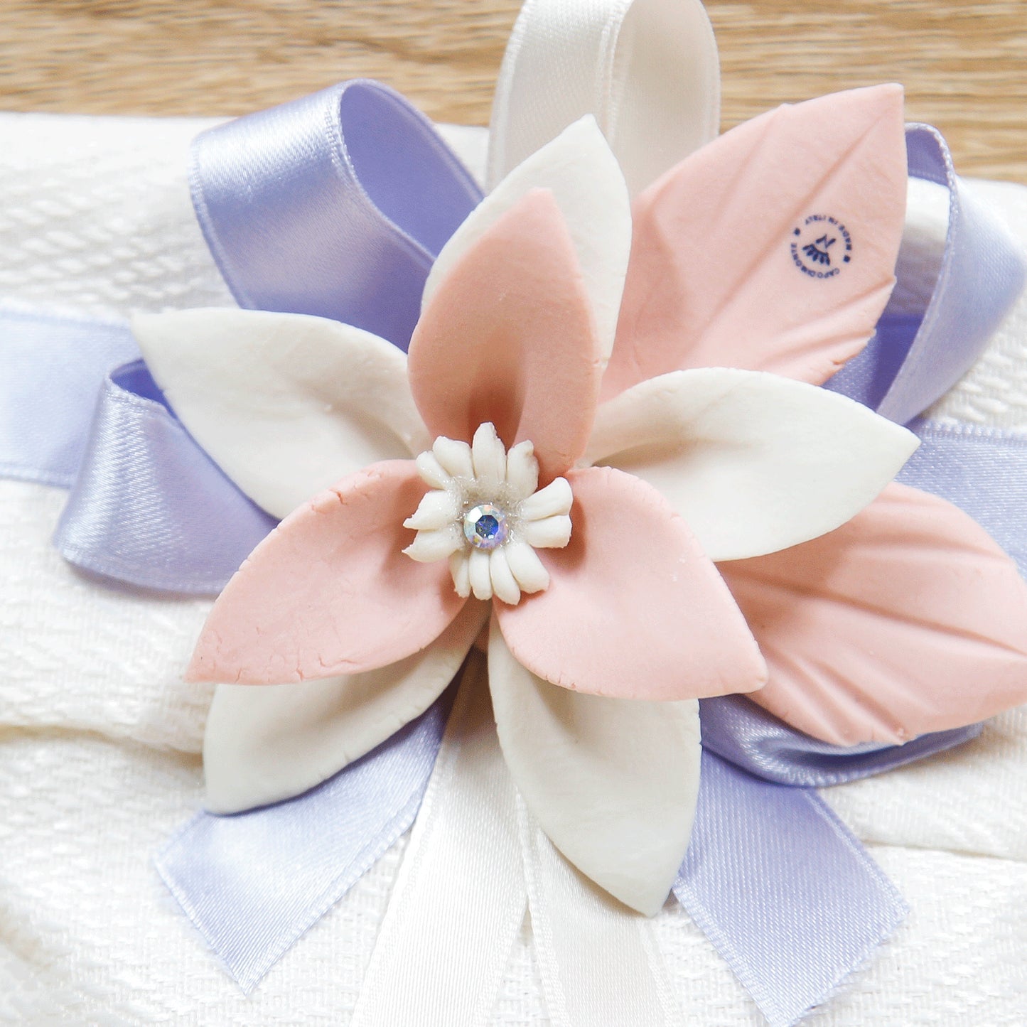 Sacchetto Bustina con Fiore Avion in Porcellana di Capodimonte