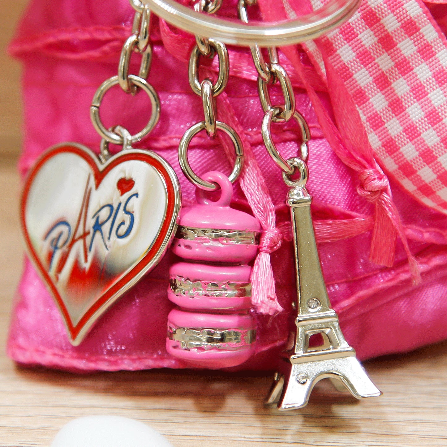 Sacchetto Rosa con Portachiavi PARIS e Macarons Linea Parigi.