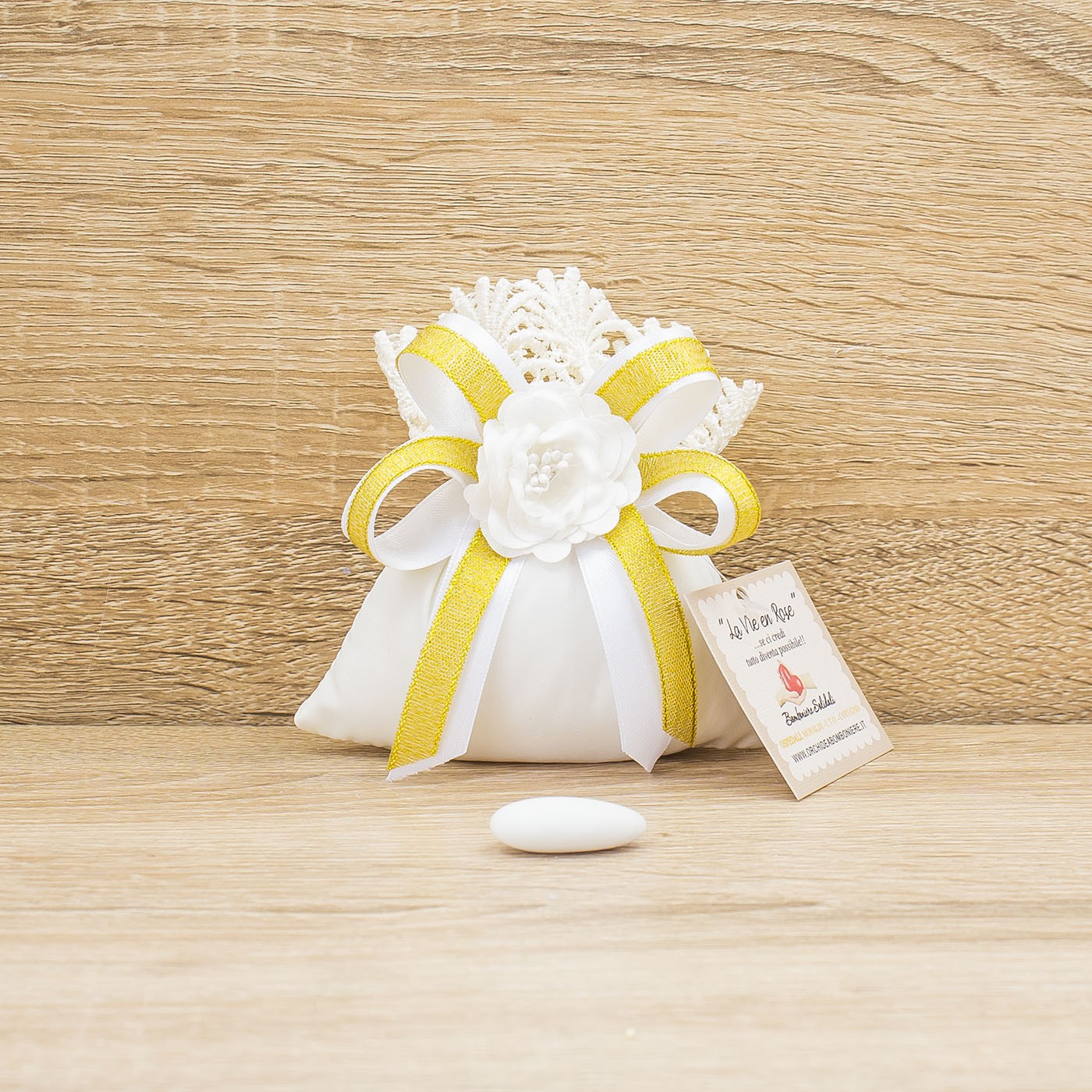 Sacchetto Pizzo con Fiore Bianco e Sali Profumati La Vie en Rose
