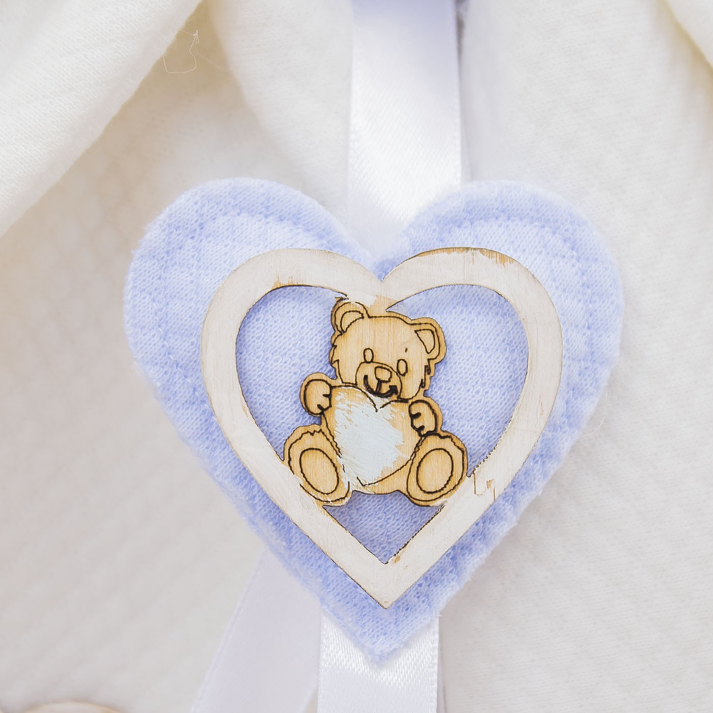 Coccarda Fiocco Bianco con Cuore Celeste e Orsetto