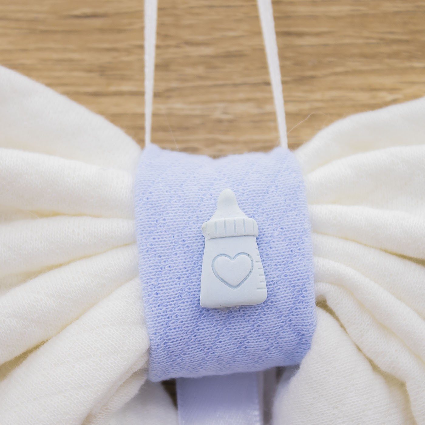 Coccarda Fiocco Bianco con Cuore Celeste e Orsetto