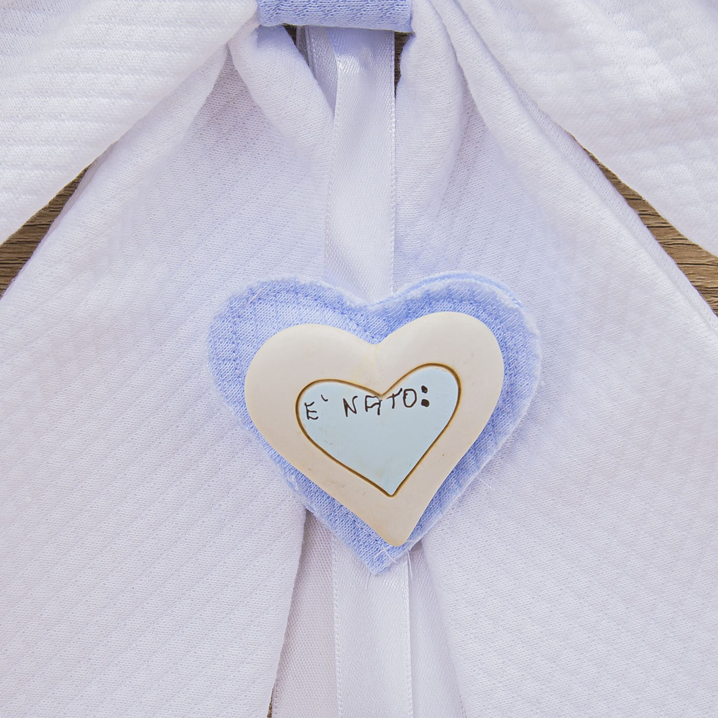Coccarda Fiocco Bianco con Cuore Celeste Personalizzato