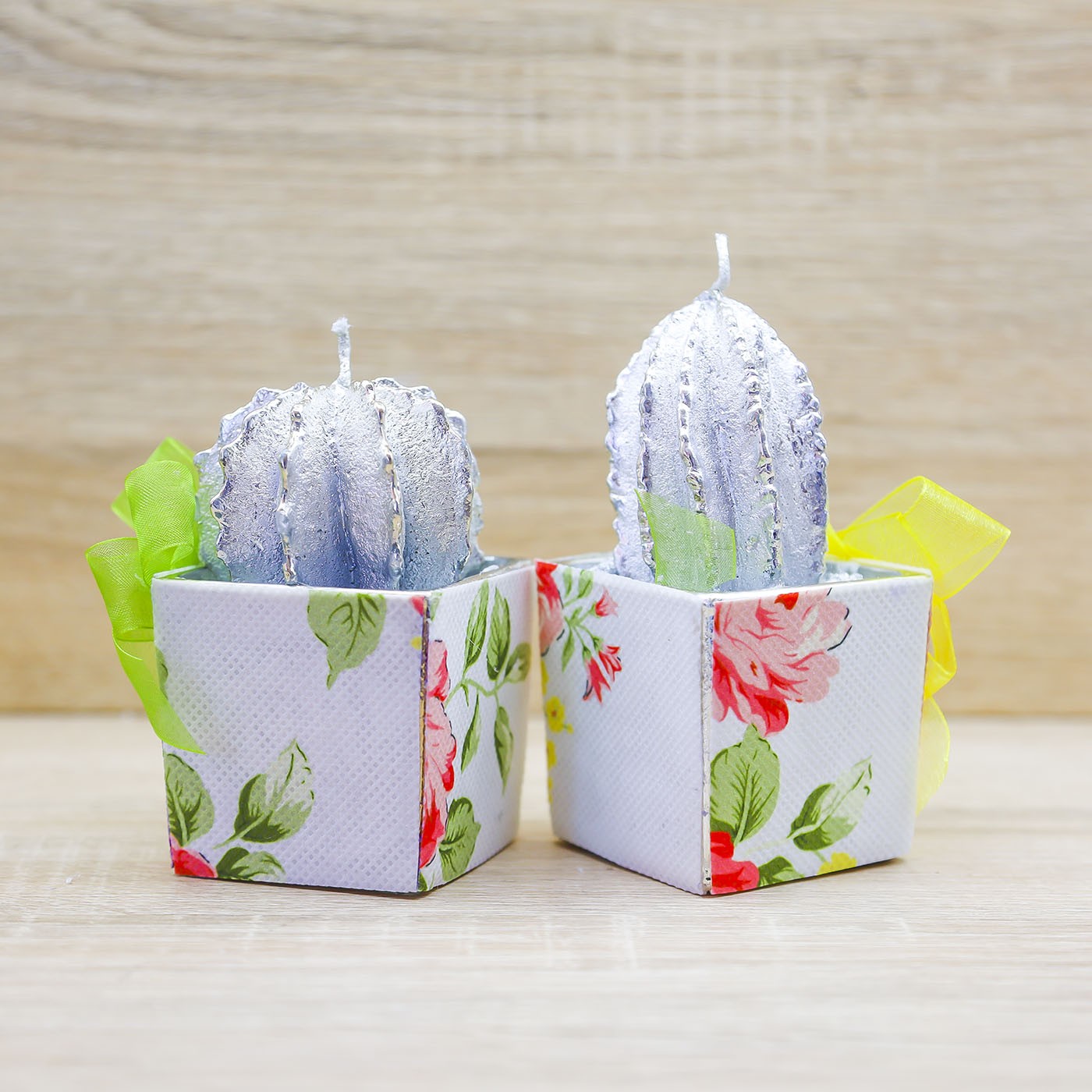 Candela Cactus con Decori di Fiori Rosa