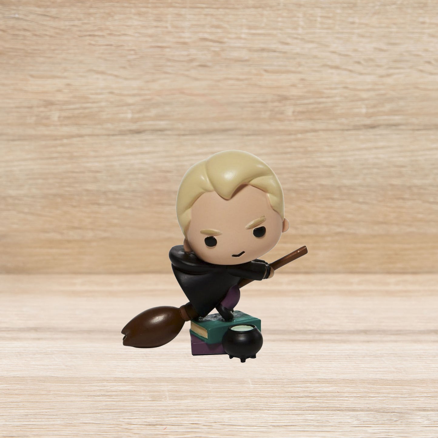 Draco Malfoy su una Scopa in Stile "Chibi" Harry Potter