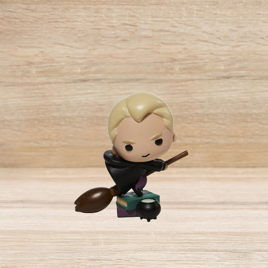 Draco Malfoy su una Scopa in Stile "Chibi" Harry Potter