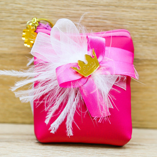 Sacchetto Fucsia con Piume, Corona Personalizzata e Portachiavi Quadrifoglio