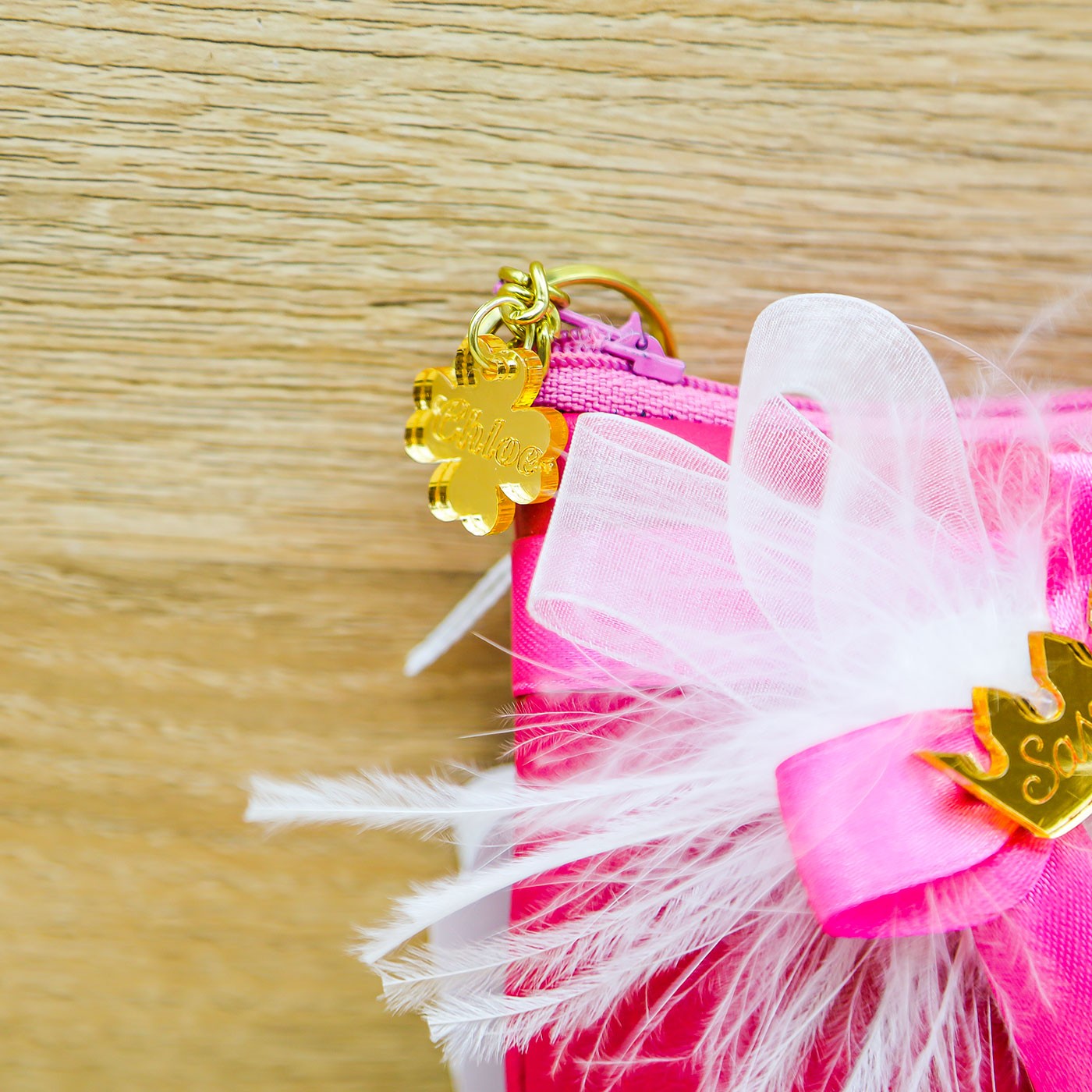 Sacchetto Fucsia con Piume, Corona Personalizzata e Portachiavi Quadrifoglio