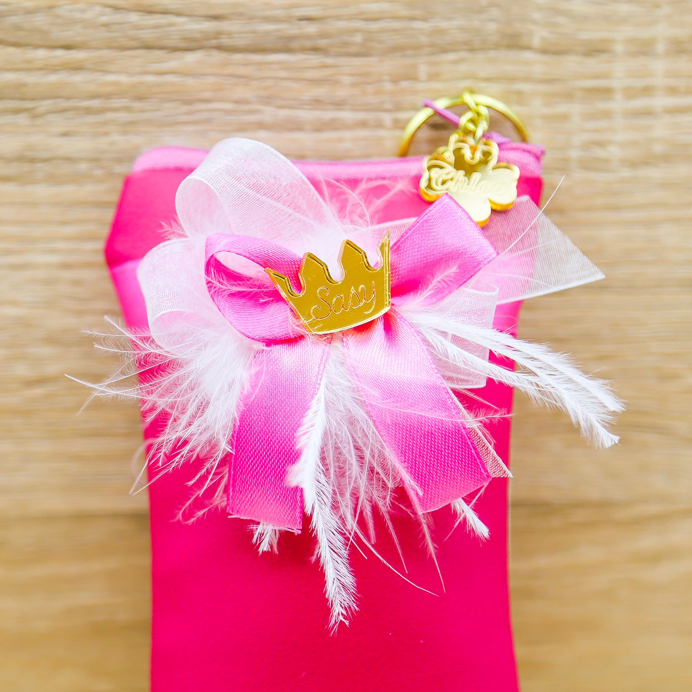 Sacchetto Fucsia con Piume, Corona Personalizzata e Portachiavi Quadrifoglio