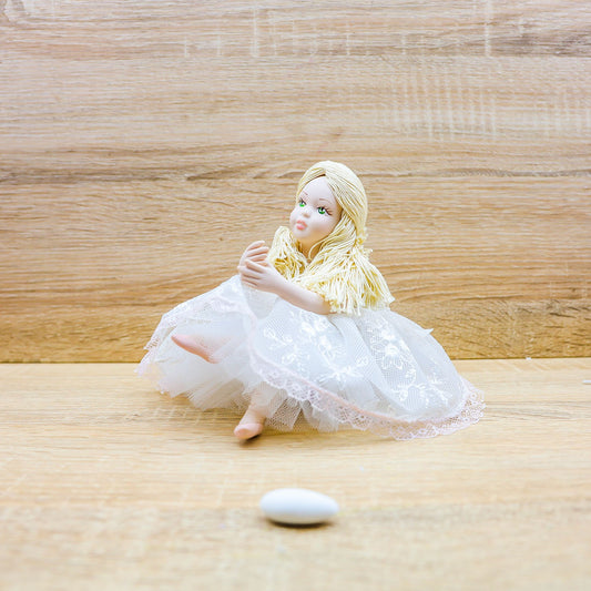Bambola con Abito in Pizzo Bianco Averla Bomboniere