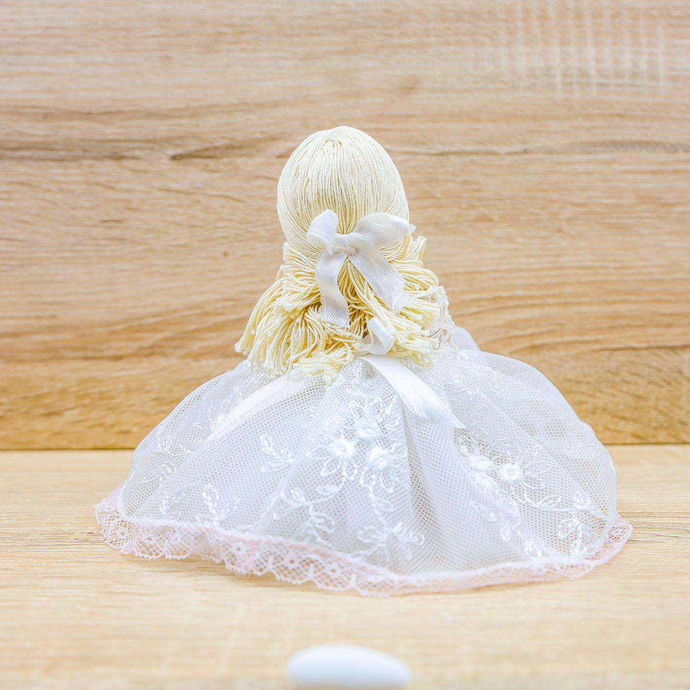 Bambola con Abito in Pizzo Bianco Averla Bomboniere