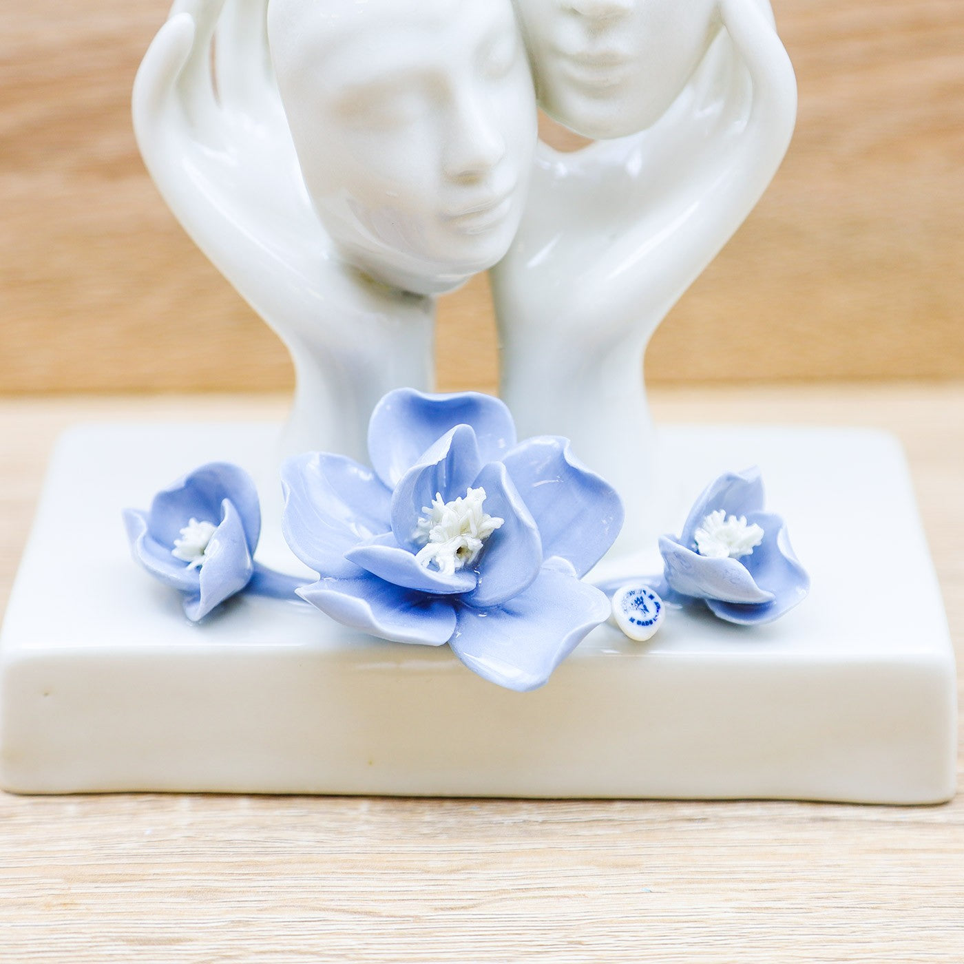 Statua Led "Volti d'Amore" Porcellana di Capodimonte