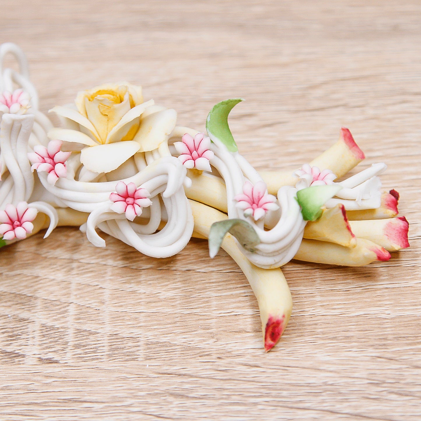 Tralcio di Rose Gialle Linea Rose Porcellana di Capodimonte