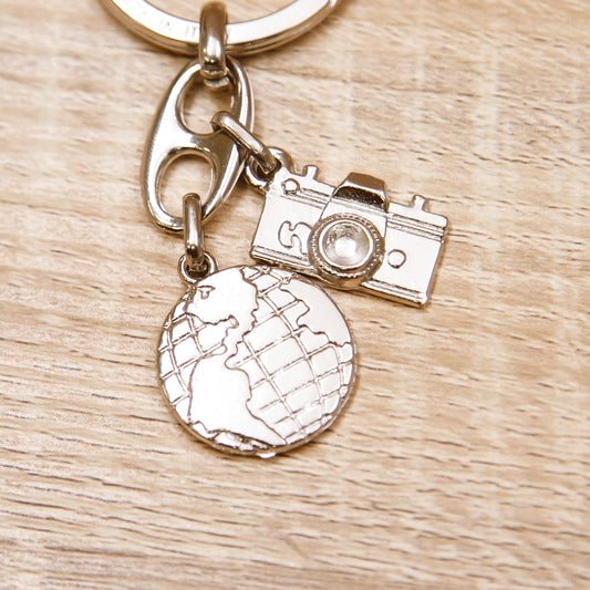 Portachiavi con Mappamondo e Macchina Fotografica