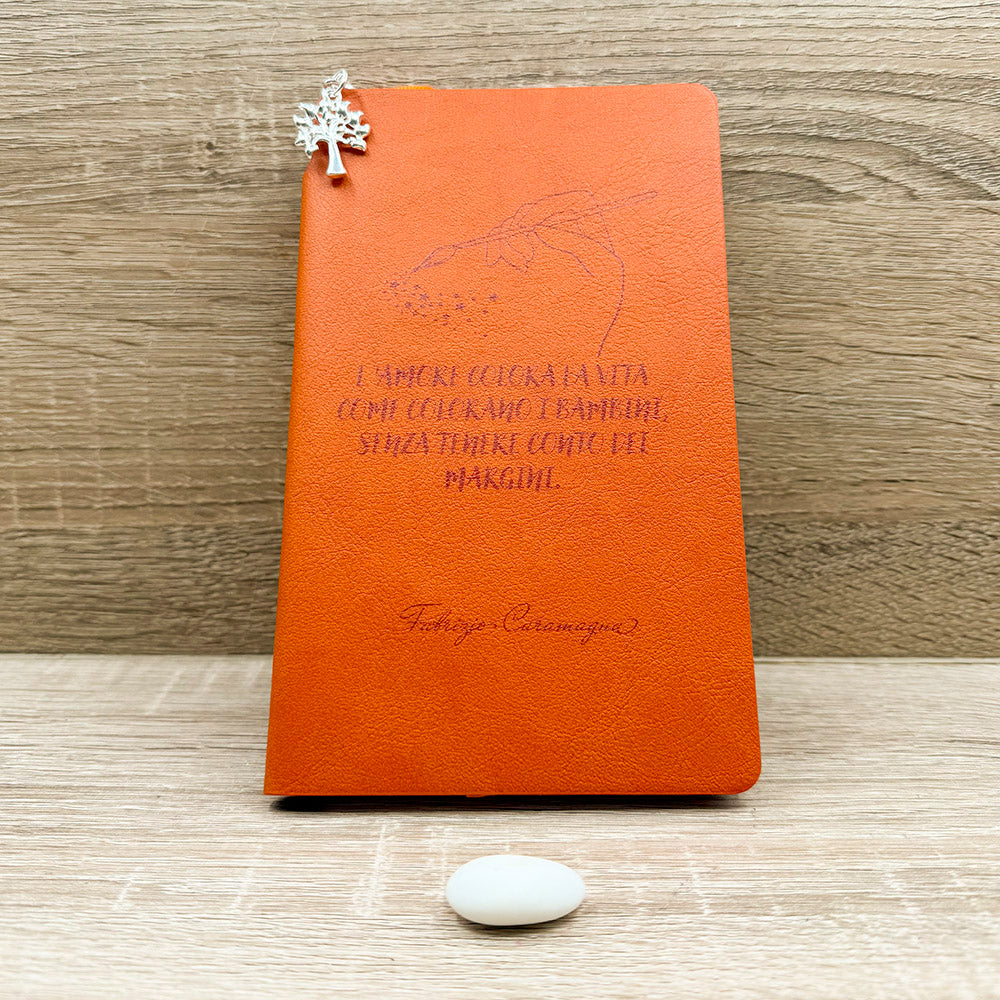 Blocco Note Arancio e Matita con Ciondolo Albero della Vita Tabor