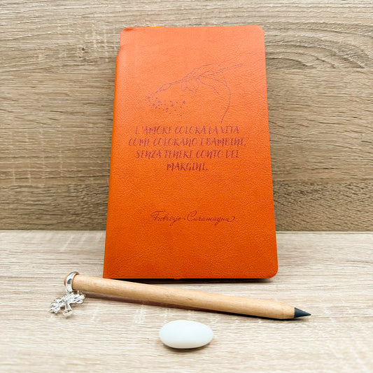 Blocco Note Arancio e Matita con Ciondolo Albero della Vita Tabor