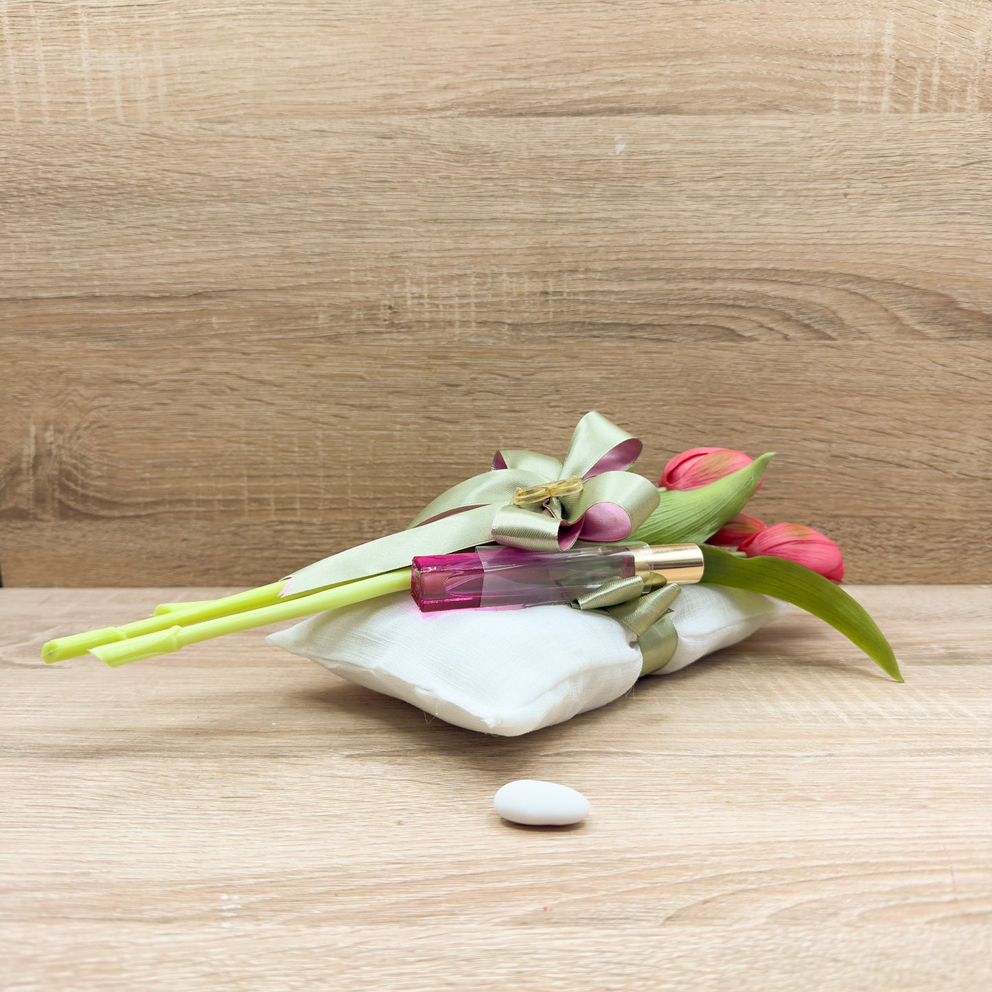 Cuscino Bianco Con Tulipani Rosa e Profumo Orchidea Bomboniere