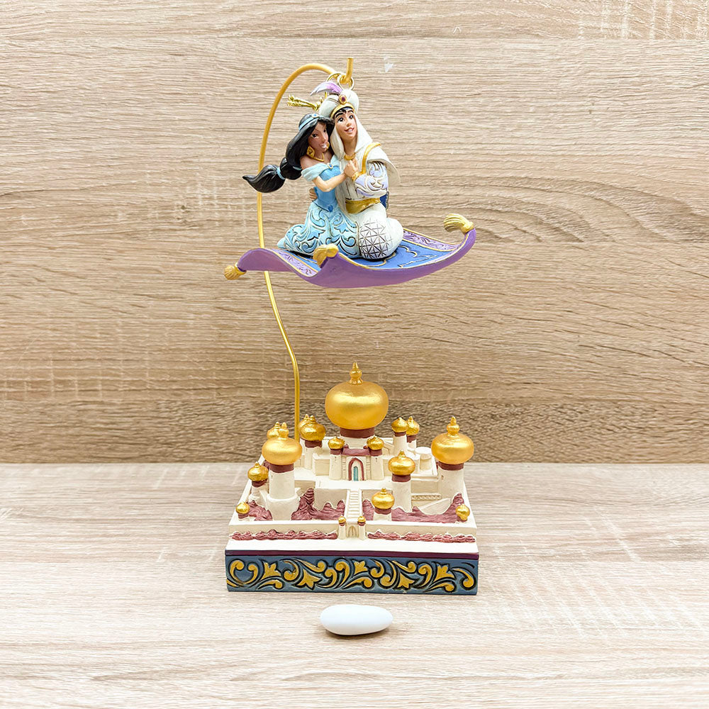 Aladino e Jasmin in volo sopra Agraba Disney Traditions