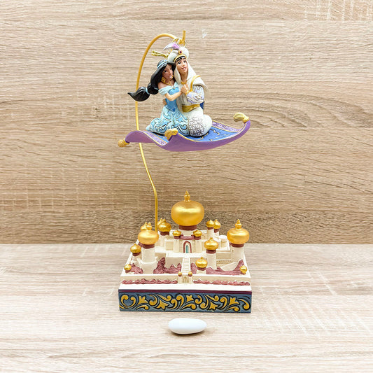 Aladino e Jasmin in volo sopra Agraba Disney Traditions