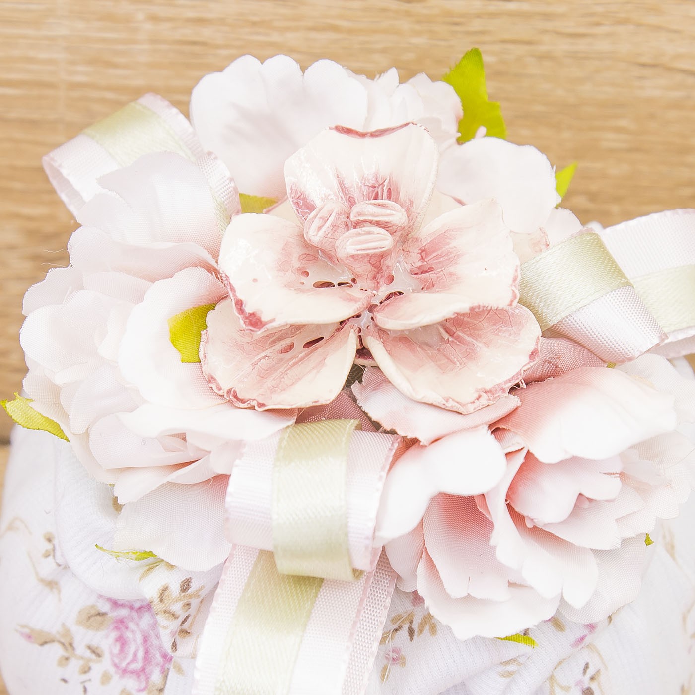 Sacchetto Floreale con Fiore Porcellana e Sali Profumati Francesi La Vie en Rose